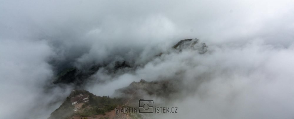 Pohled z nejvyšší hory Pico Ruivo doprovází povětšinou mlha